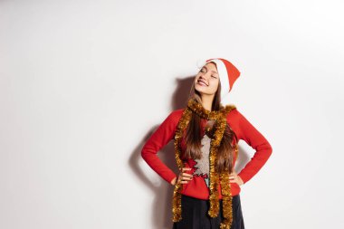 Noel ve yeni yıl mutlu genç kız kırmızı yılbaşı kazak ve kapağı kutluyor