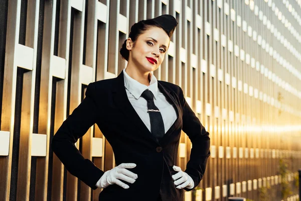 Letuška atraktivní mladá žena v uniformě pózování, čeká na její let — Stock fotografie