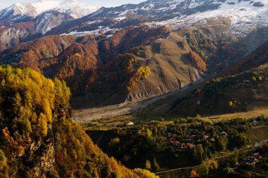 Büyüleyici bir büyüleyici doğa, dağ tepeleri ve yamaçları yeşil ağaçlar ve bitkiler ile kaplıdır