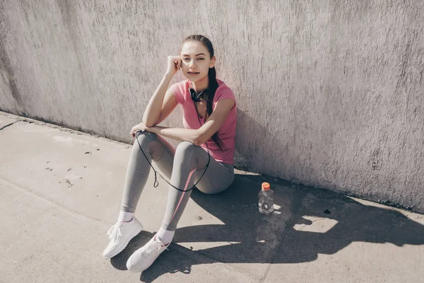 屋外でトレーニングの前にピンク t シャツ獲得力で魅力的なスポーツ少女 — ストック写真
