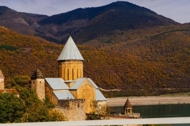 büyüleyici bir dağ doğa, bir eski güzel dağ tepeleri, bir orman arka planı oluşturma