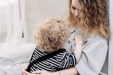 kıvırcık Genç Anne çalış onun küçük oğlu ile birlikte eğlenelim