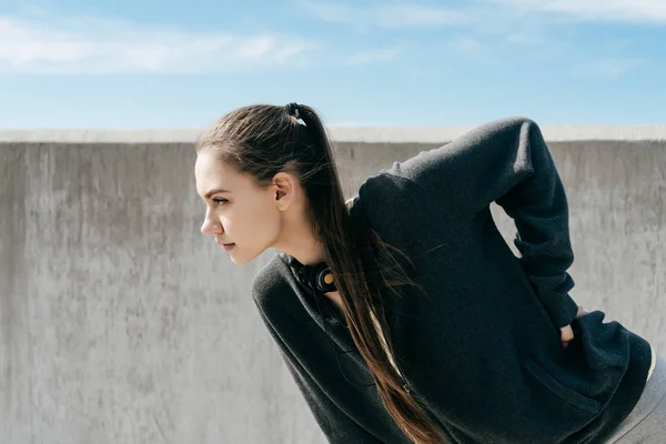 Fiduciosa ragazza che esercita e fa esercizi all'aperto, preparandosi per le competizioni — Foto Stock