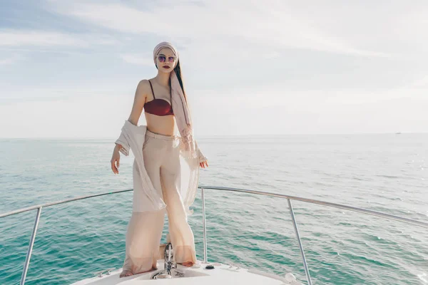 Chica atractiva en ropa de verano posando en su yate, navegando por el mar Caribe a la isla, vacaciones —  Fotos de Stock