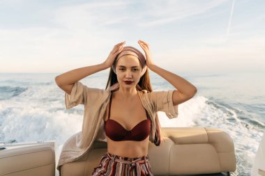 Karayip Denizi, poz ve gülümseyen bir yatta şık kız sevimli yüzüyor