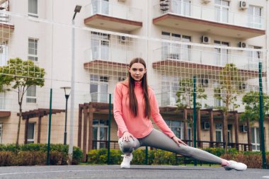 kendine güvenen atletik kız açık havada spor alanında eğitim önce kasları yoğurma