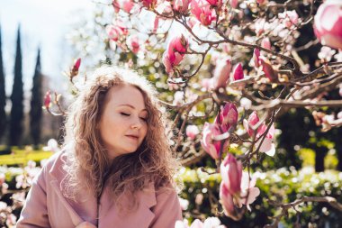 bahar ısı ve güneş Park zevk zarif kıvırcık kız