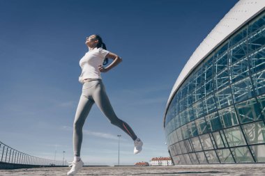 beyaz bir T-shirt warmes kadar ve güneş ışınlarının alýþtýrmalarda mu etkin ince genç kız