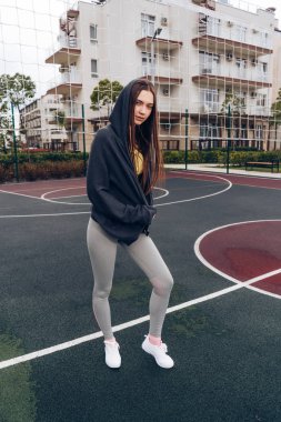 eğitimden sonra güç kazanıyor bir spor sahasında poz güçlü atletik kız