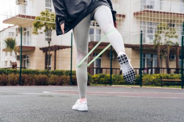 bir spor alanında, bacak egzersizleri yapıyor ince atletik kız güzel bir rakam istiyor