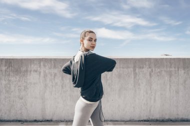spor bir siyah etkin ince kız açık havada eğitim önce kasları yoğurma ceket