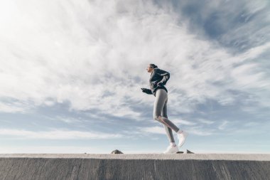 deniz kenarında sabah koşu etkin ince kız runner