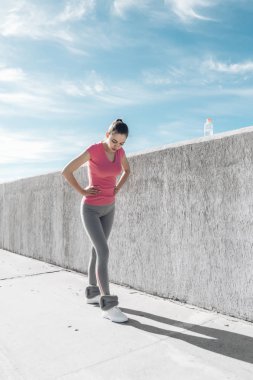 pembe tişört ince atletik kız açık egzersiz seviyor spor gitti.