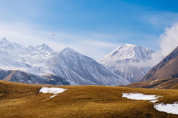 Natureza de inverno fascinante, montanhas altas cobertas de neve branca, campos amarelos — Fotografia de Stock