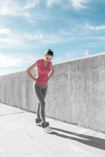 pembe tişört ince atletik kız açık egzersiz seviyor spor gitti.