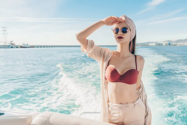 Encantadora joven en gafas de sol disfrutando de unas vacaciones en el mar y una vida rica —  Fotos de Stock