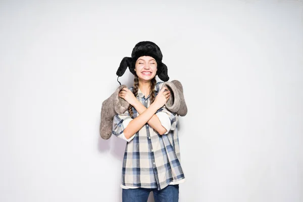 Laughing young Russian girl enjoys winter, keeps warm winter felt boots — Stock Photo, Image