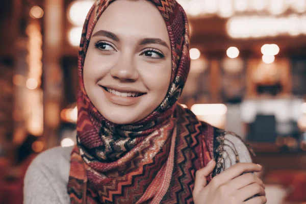 Szép aranyos muszlim nő hidzsáb mosolyog, étteremben ül, és várja őt étel — Stock Fotó