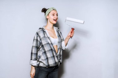 beyaz rengiyle bir Panel duvarlar neşeli genç kadın Oluşturucusu ressam boyalar