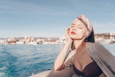 güzel ve genç birbayan sahiptir sıcaklık ve güneş onun yatta, gözleri kapalı