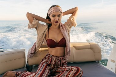 Denizde bir tatil keyfini sihirli güzel kız onun yatta poz şık yaz giysileri