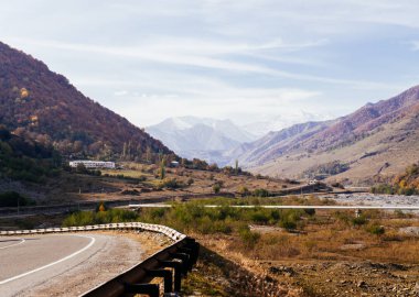 Sihirli doğa ve manzara, yüksek dağlar ve tepeler ağaçlar ve bitkiler ile kaplı