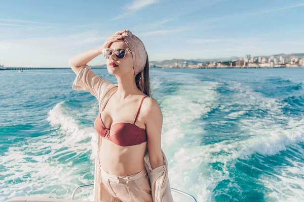 A luxus elegáns lány napszemüveg úszik a Karib-tenger, élvezi a nyaralást egy jachton — Stock Fotó