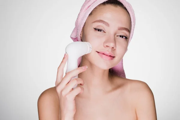 Beautiful Young Woman Towel Her Head Doing Face Cleansing Electric — Stock Photo, Image