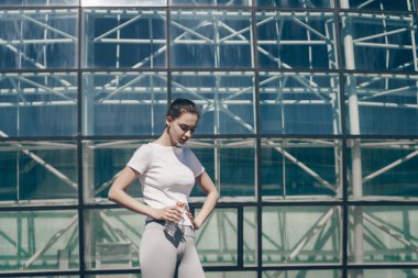 Eğitim açık havada yol açar sonra aktif bir yaşam tarzı spor giysileri ince atletik kızı aittir