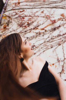 tatil zevk lüks uzun saçlı kız duvara, poz