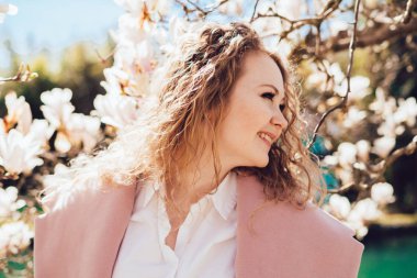 dinlenme zevk, parkta yürüyüş ve having fun kıvırcık genç kadın gülüyor