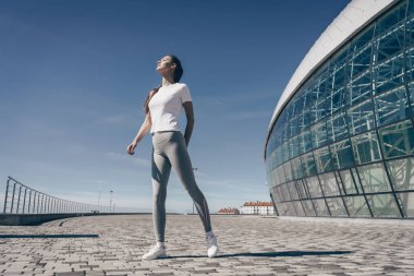 sonra egzersiz açık havada dinlenme iyi bir rakam ile ince atletik kız