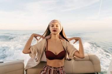 dinlenme ve onun yat poz rahatlatıcı bir kırmızı mayo genç seksi kız