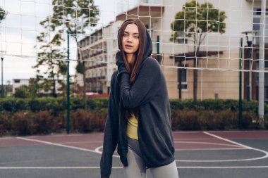 emin uzun saçlı kız egzersizleri yapıyor ve eğitim spor sahasında poz