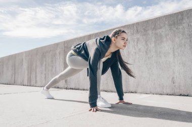 kendine güvenen spor kız başında, ayakta hazır bir maraton açık havada çalıştırmak için