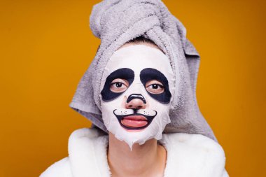 çekici kız, yüz nemlendirici maske namlu Panda ile poz sonra duş,