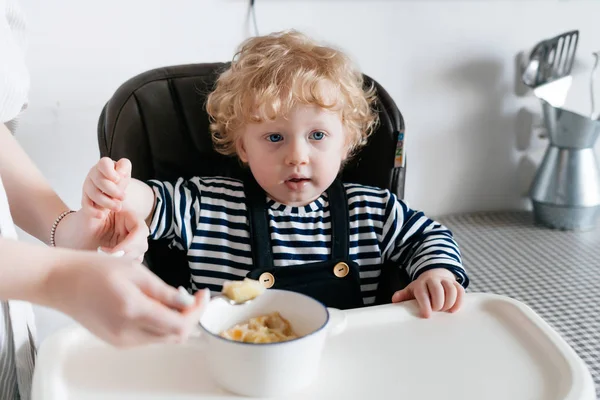 Annemle kahvaltı mutfak oturan küçük kıvırcık mavi gözlü küçük çocuk