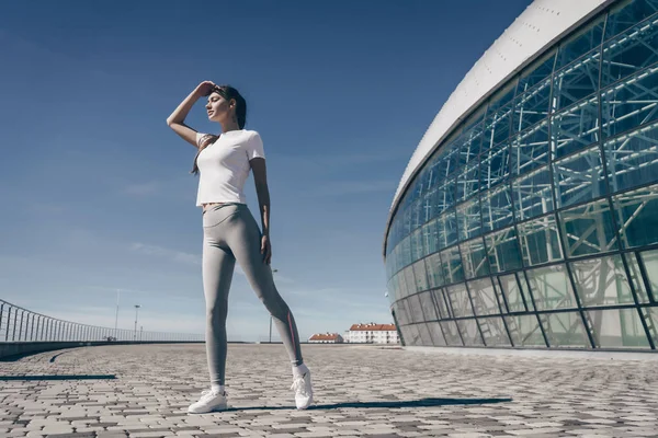 güneş ışınlarının mesafe içine bakan eğitimden sonra dinlenme kendine güvenen ince kız