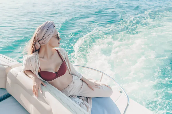 Una mujer fuerte de lujo disfruta de unas vacaciones en un yate y un viaje por mar —  Fotos de Stock