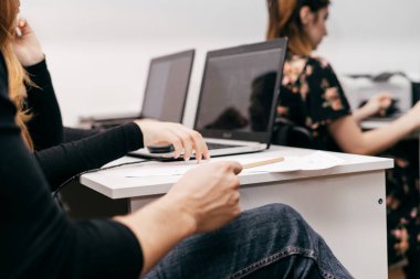 grafik tasarımcıları laptoplarda Office birlikte çalışma