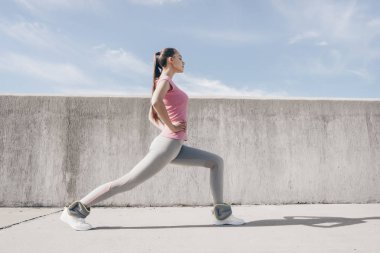 Açık havada, egzersizleri yapıyor emin atletik kız kilo vermek istiyor