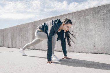 uzun mesafe, çalıştırmak için hazırlanan ciddi bir atletik kız duruyor başında