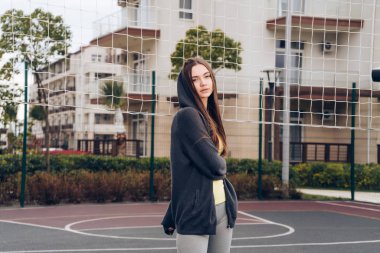 atletik uzun saçlı kız spor arena voleybol oynadıktan sonra dinlenme