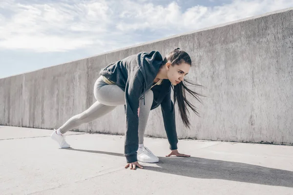 uzun mesafe, çalıştırmak için hazırlanan ciddi bir atletik kız duruyor başında
