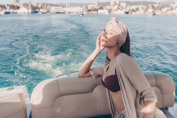 Elegante hermosa chica navega en un barco en el mar Caribe, disfruta del sol, cerró los ojos —  Fotos de Stock