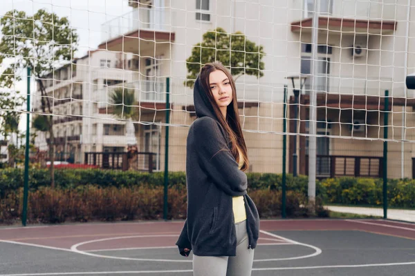 atletik uzun saçlı kız spor arena voleybol oynadıktan sonra dinlenme