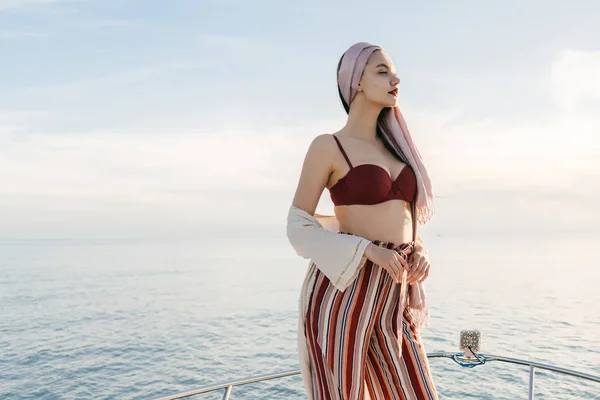 Chica sexy con confianza en ropa de verano con estilo disfruta de viaje por el mar en un yate —  Fotos de Stock