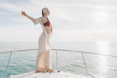 bir lüks şık kız sıcak yaz rüzgar bir yatta uzun zamandır beklenen tatil keyfini yaz giysileri