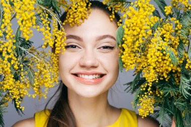 çekici kız sarı kokulu Mimoza ile poz kameraya bakarak gülen