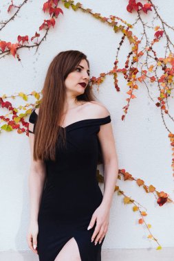 dinlenme ve rahatlatıcı bahçedeki duvara poz çekici uzun saçlı kız